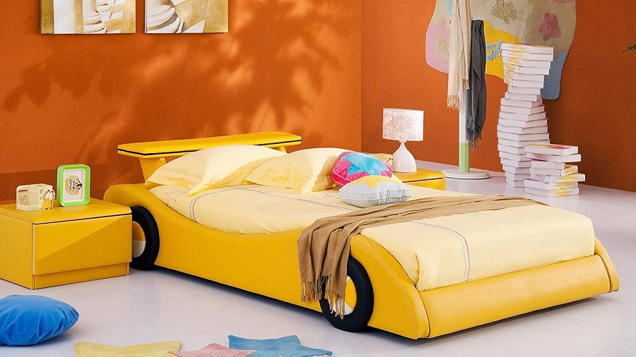 Mẫu giường ngủ ô tô được thiết kế với tone vàng nổi bật, mang đến cảm giác vui tươi và thích thú cho các bé.
