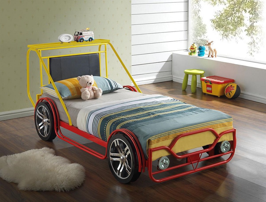 Giường ngủ ô tô này được thiết kế với kiểu dáng đơn giản nhưng không kém phần cá tính. Trên giường có trang bị một bộ chăn ga gối đệm cực kỳ êm ái giúp bé dễ đi vào giấc ngủ và ngủ sâu giấc hơn