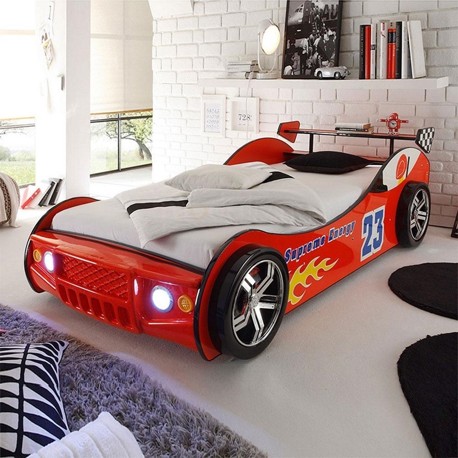 Mẫu giường ngủ ô tô này mang màu đỏ tươi tượng trưng cho sự mạnh mẽ và cá tính. Đây là lựa chọn khá lý tưởng dành cho những bé trai yêu tốc độ.