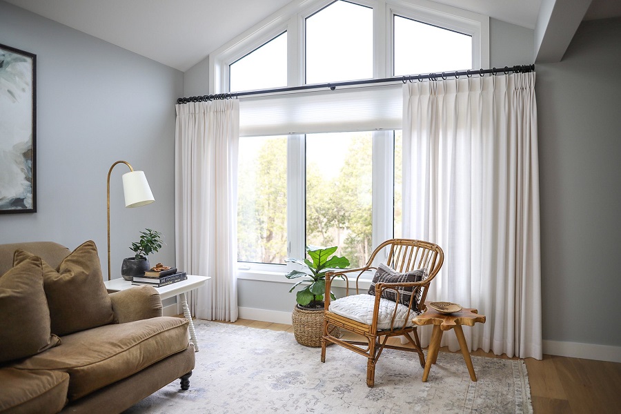 Rèm vải buông làm từ chất liệu polyester thường được ưu tiên sử dụng trong các thiết kế trang trí phòng khách căn hộ