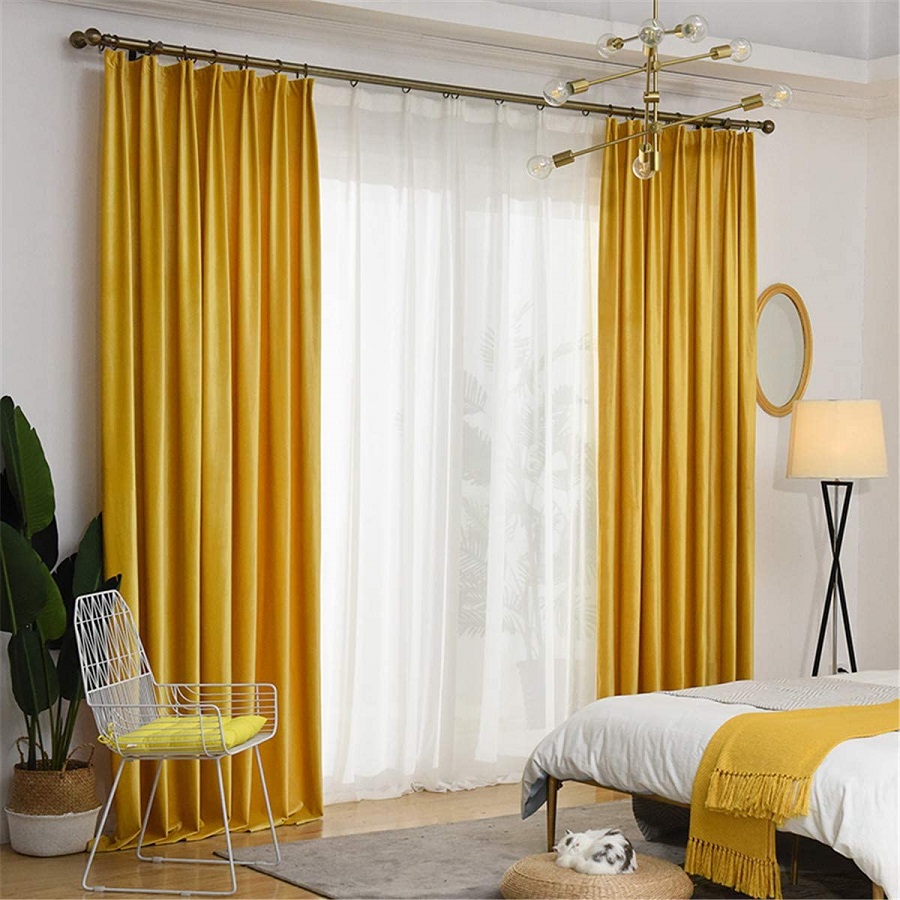 Rèm màu vàng mang tới không gian tươi mới hơn cho phòng ngủ
