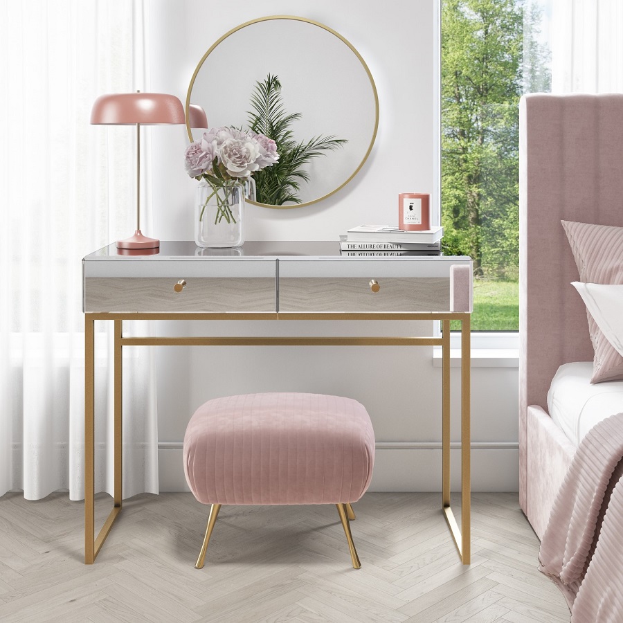 Bàn trang điểm 2 ngăn kéo này là một điểm nhấn tuyệt đẹp cho phòng ngủ sang trọng nhờ sự kết hợp hoàn hảo giữa tone màu hồng ngọt ngào nữ tính và vàng đồng xa hoa, quý phái.