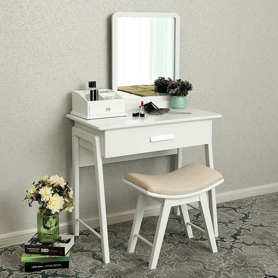 Với màu trắng trung tính, sạch sẽ cùng chiếc gương soi hình chữ nhật độc đáo, mẫu bàn trang điểm này chắc chắn sẽ làm các chị em thích mê