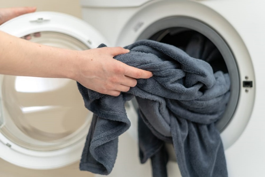 Chăn ga gối nỉ nhung thường rất nặng khi giặt, bạn nên giặt bằng máy hoặc giặt ở tiệm để tiết kiệm công sức