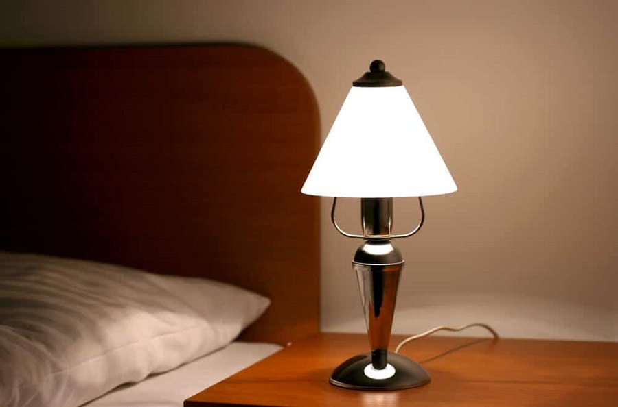 Đèn ngủ với ánh sáng màu trắng ấm là lựa chọn tốt nhất cho giấc ngủ của người già