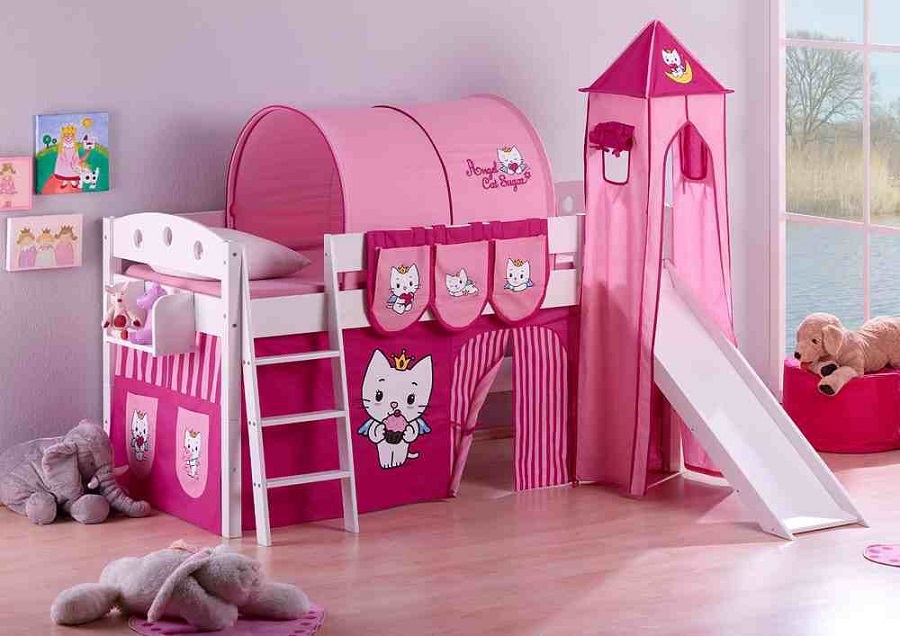 Không chỉ đơn thuần là nơi để trẻ nghỉ ngơi, mẫu giường ngủ Hello Kitty này còn tích hợp thêm cầu trượt giúp bé có thể thoải mái vui chơi các trò chơi ngoài trời ngay trong chính phòng ngủ của mình.