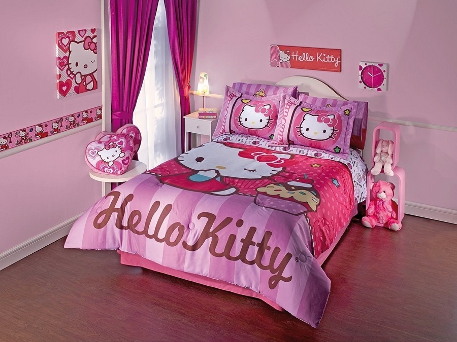 Giường ngủ cho bé này có chăn ga gối đều in hình chú mèo Hello Kitty màu hồng vô cùng dễ thương. Chắc chắn khi nằm cạnh những bạn mèo xinh đẹp, bé gái nhà bạn sẽ vô cùng thích thú, dễ đi vào giấc ngủ và ngủ đúng giờ hơn.