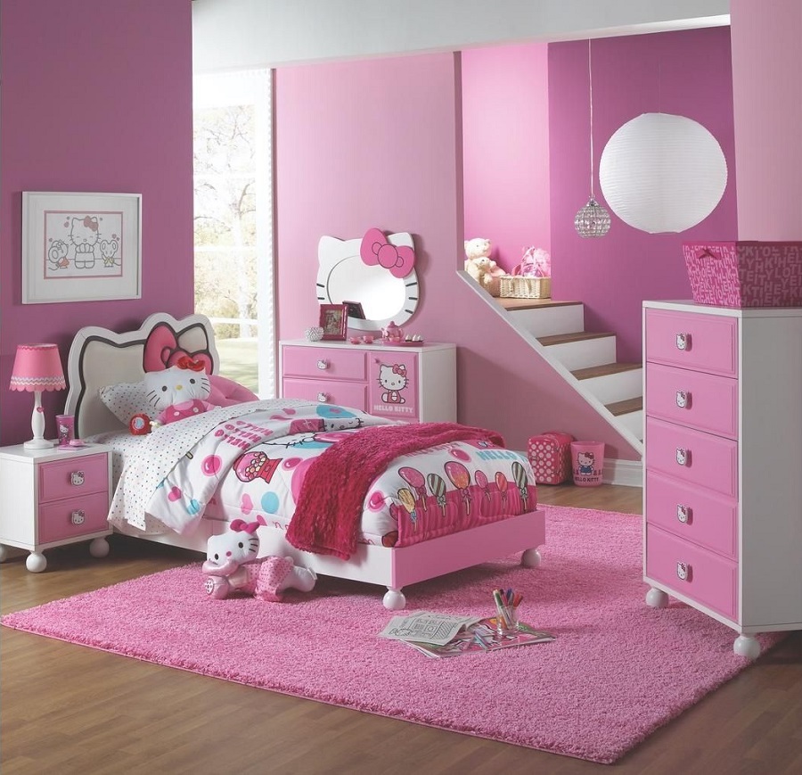 Điểm nhấn của mẫu giường ngủ này chính là bộ drap giường Hello Kitty màu hồng khiến cho thiết kế tổng thể của căn phòng trở nên hài hòa và dễ chịu