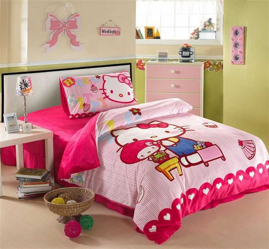 Nhờ sự xuất hiện của chiếc giường ngủ với bộ chăn ga gối hình mèo Hello Kitty họa tiết, màu sắc bắt mắt mà phòng ngủ của bé trở nên nổi bật, vui tươi và sinh động hơn.