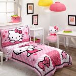 Giường ngủ Hello Kitty này được thiết kế với tone màu chủ đạo là hồng và trắng. Sự đan xen hài hòa giữa hai gam màu cùng họa tiết mèo in nổi trên tấm chăn, ga gối trải giường đã mang đến sự nhẹ nhàng, tươi mới nhưng cũng không kém phần hấp dẫn cho phòng ngủ của các bé gái.