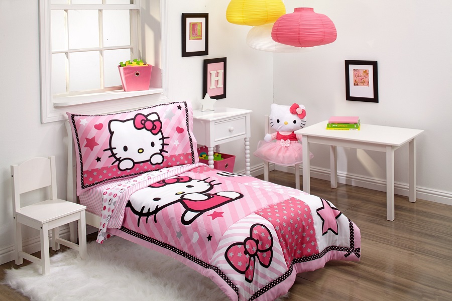Giường ngủ Hello Kitty này được thiết kế với tone màu chủ đạo là hồng và trắng. Sự đan xen hài hòa giữa hai gam màu cùng họa tiết mèo in nổi trên tấm chăn, ga gối trải giường đã mang đến sự nhẹ nhàng, tươi mới nhưng cũng không kém phần hấp dẫn cho phòng ngủ của các bé gái.