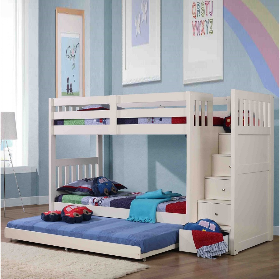 Lối lên xuống của mẫu giường tầng cho trẻ được tận dụng bằng các ngăn tủ nhỏ sẽ làm tăng công năng sử dụng của sản phẩm.