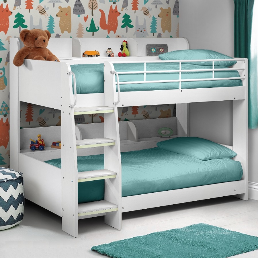 Mẫu thiết kế giường tầng trẻ em sử dụng các thanh gỗ bản to tạo thành các khung đỡ sẽ đem lại cho các con cảm giác chắc chắn và an toàn.