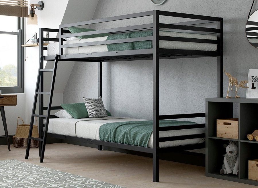 Mẫu thiết kế giường ngủ 2 tầng đơn giản khi sử dụng các thanh sắt được phủ sơn chuyên dụng giúp cho căn phòng trở nên gọn gàng và thông thoáng.