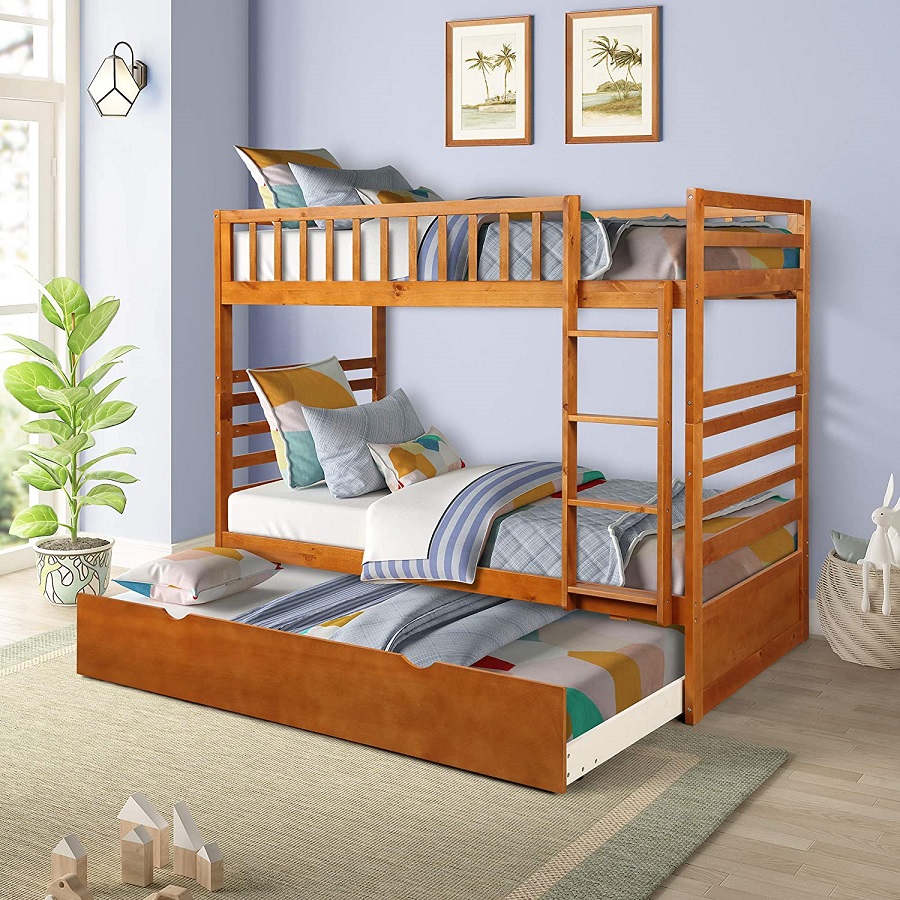 Mẫu thiết kế sử dụng gỗ tự nhiên tạo nên sự chắc chắn cho chiếc giường tầng sẽ giúp cho trẻ cảm giác yên tâm hơn mỗi khi say giấc.