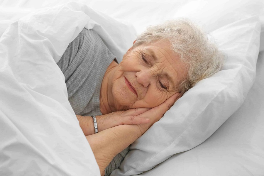 Lựa chọn chăn ga gối có trọng lượng phù hợp sẽ mang đến cảm giác dễ chịu cho người già khi ngủ