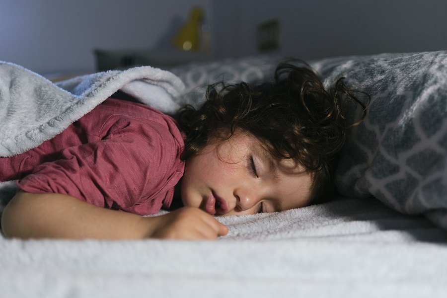 Tư thế ngủ của bé là cơ sở để bố mẹ lựa chọn đệm cứng hay mềm