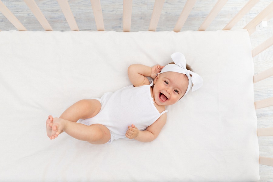 Bé ngủ trên chiếc giường cũi sẽ được hít thở bầu không khí trong lành hơn là nằm cạnh bố mẹ. Bởi người lớn thường cần nhiều oxi hơn trẻ nhỏ nên việc ngủ chung sẽ ảnh hưởng không tốt tới sức khỏe của bé.