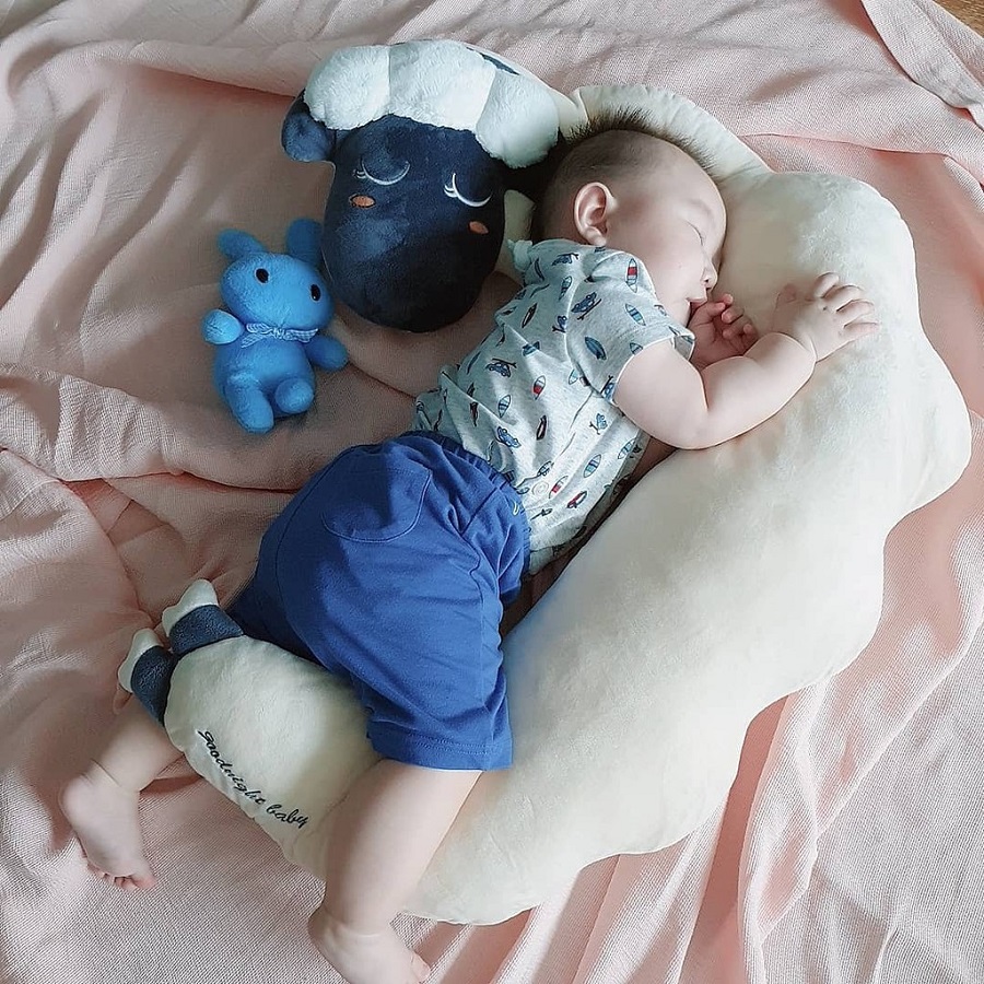 Sử dụng gối ôm nâng đỡ giúp bé có cảm giác an tâm, ít bị giật mình nên thường ngủ say và sâu giấc hơn.