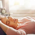 Tư thế ngủ nằm ngửa thường được các chuyên gia khuyên nên áp dụng bởi điều này sẽ giúp cơ thể có được tư thế tốt nhất để nghỉ ngơi sau một ngày làm việc áp lực.