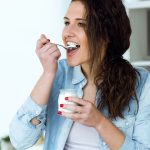 Trong sữa chua có chứa vi khuẩn probiotic rất quan trọng trong việc giữ đường ruột khỏe mạnh