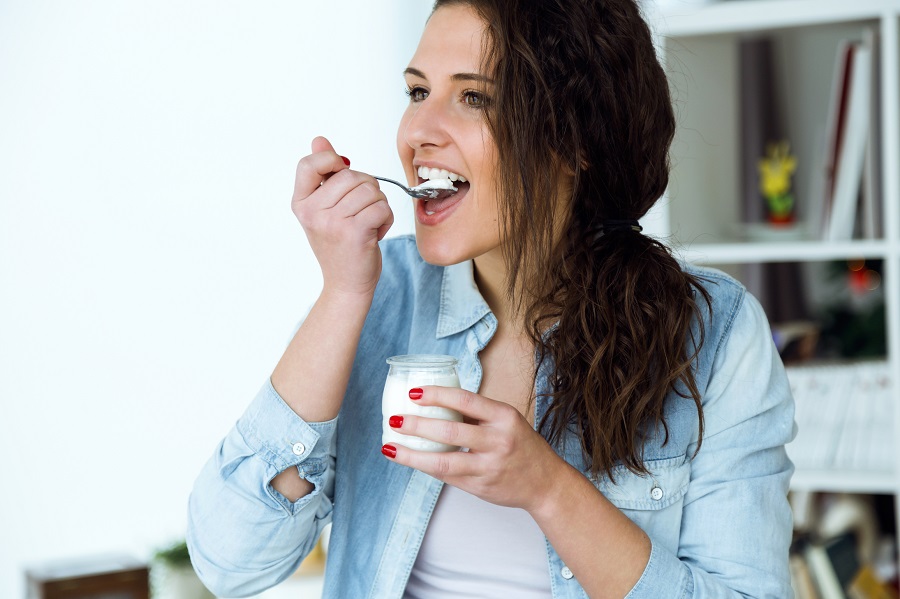 Trong sữa chua có chứa vi khuẩn probiotic rất quan trọng trong việc giữ đường ruột khỏe mạnh
