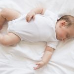 Ngủ nằm ngửa là tư thế tốt nhất để trẻ tăng chiều cao