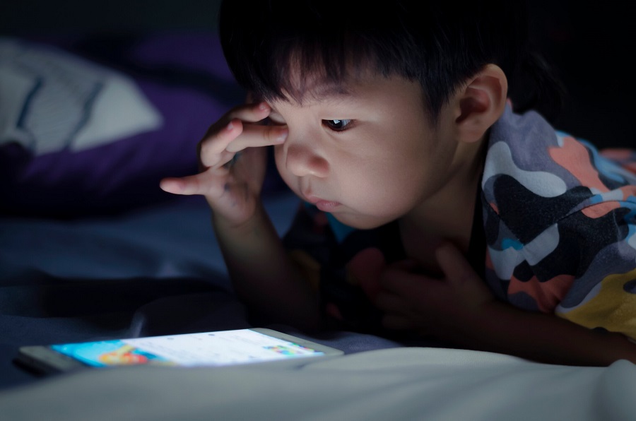 Tránh để trẻ xem điện thoại trước khi ngủ sẽ làm trẻ hưng phấn, khó ngủ