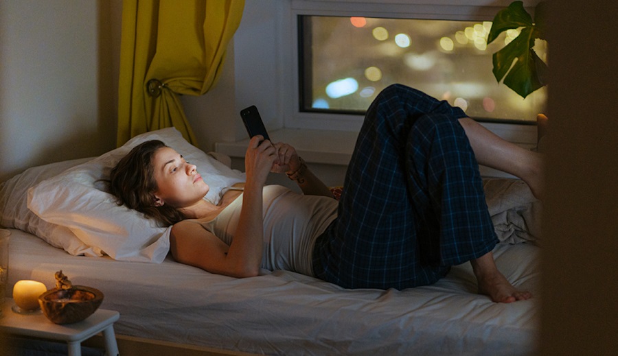 Hãy ngừng ngay việc dùng điện thoại trước khi đi ngủ vì nó có thể khiến tình trạng mất ngủ thêm nghiêm trọng