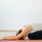 Các bài tập vận động nhẹ nhàng trước khi đi ngủ giúp cơ thể thư giãn và ngủ ngon