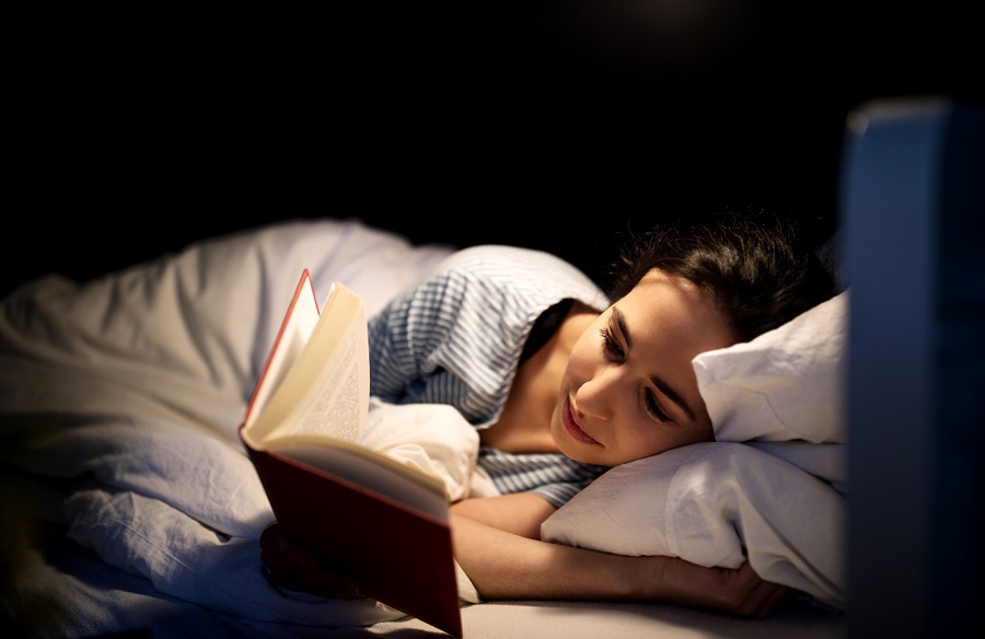 Đọc sách trước khi ngủ cũng là một biện pháp thư giãn hiệu quả giúp ngủ ngon khi bị căng thẳng