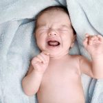 Có nhiều nguyên nhân dẫn đến tình trạng quấy khóc, ngủ ít ở trẻ sơ sinh