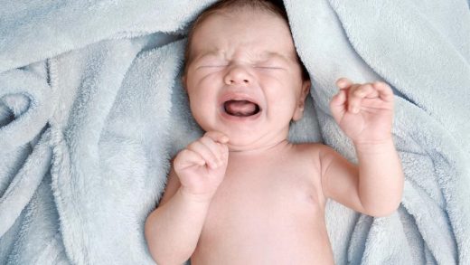 Có nhiều nguyên nhân dẫn đến tình trạng quấy khóc, ngủ ít ở trẻ sơ sinh