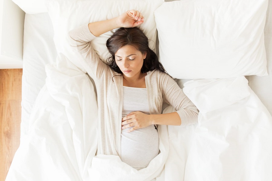 Từ tháng thứ 4 mẹ bầu không nên nằm ngửa vì dễ khiến tử cung chèn ép lên cột sống