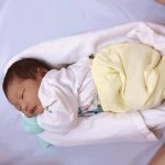 Quấn khăn tạo ổ giúp bé ngủ ngon hơn trong tư thế nằm nghiêng