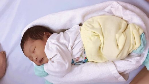 Quấn khăn tạo ổ giúp bé ngủ ngon hơn trong tư thế nằm nghiêng