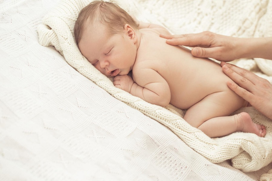 Khi gấp khăn cho bé ngủ sấp, mẹ cần quan sát để đảm bảo bé không bị ngạt hay ra mồ hôi