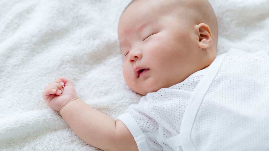 Theo khuyến cáo của chuyên gia y tế, trẻ sơ sinh không nên nằm gối cho đến tối thiểu 12 tháng tuổi