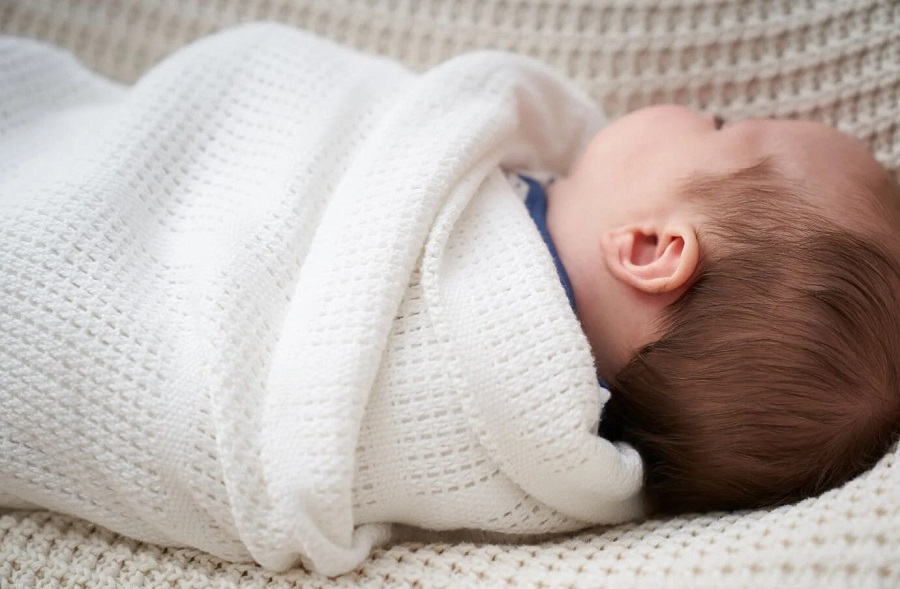 Quấn chũn có thể giúp bé ít bị giật mình và ngủ sâu hơn