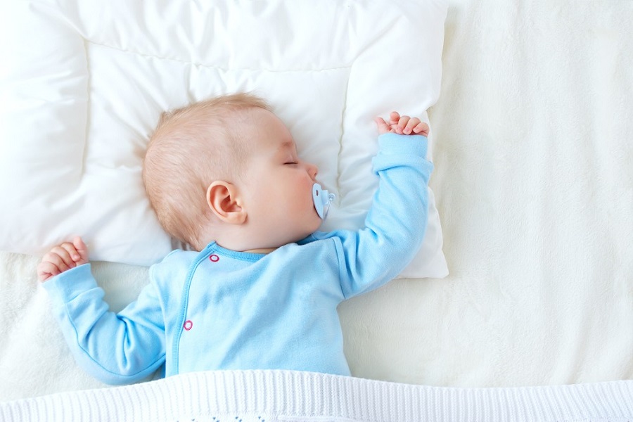 Chọn đúng gối và đặt đúng cách để giúp bé an toàn, ngủ ngon