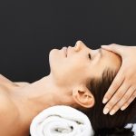 Mát xa mặt là phương pháp sử dụng lực tác động lên phần da mặt, cổ và vai