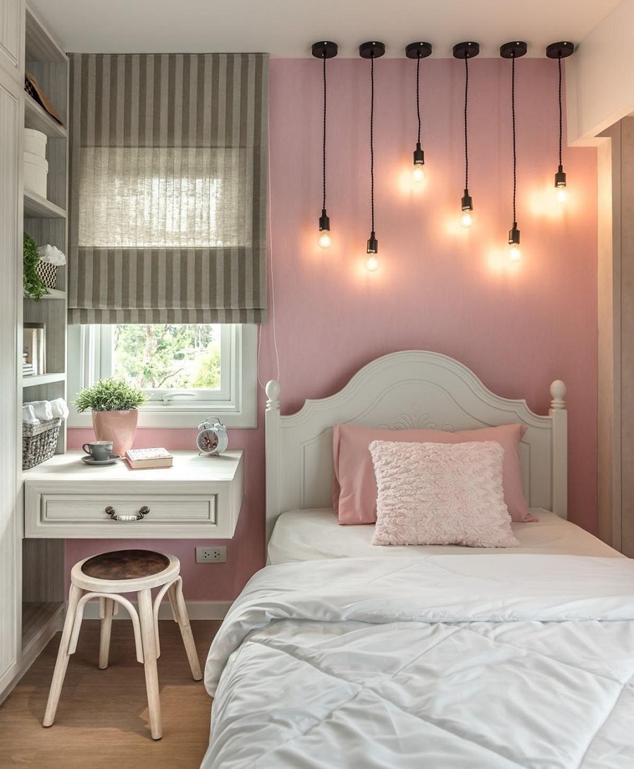 Gam màu hồng và trắng thường được kết hợp khi trang trí phòng ngủ nhỏ cho bé gái. Màu sắc ngọt ngào kết hợp với cửa số được bố trí thích hợp giúp căn phòng luôn ngập tràn ánh sáng tự nhiên