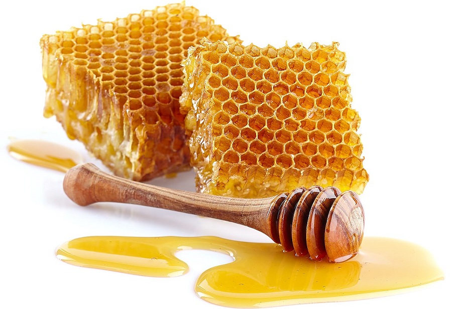 Ngậm mật ong sẽ giúp thông thoáng họng, hạn chế ngủ ngáy