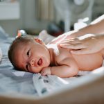 Trẻ nằm nhiều dễ bị hội chứng bẹp đầu