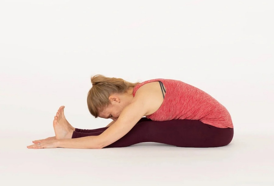 Seated forward fold là một tư thế yoga có tác dụng thư giãn cơ lưng giúp người tập giảm bớt mệt mỏi