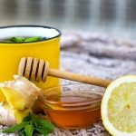 Chỉ với chanh tươi và mật ong, bạn hoàn toàn có thể tự pha cho mình một ly nước tốt cho sức khỏe