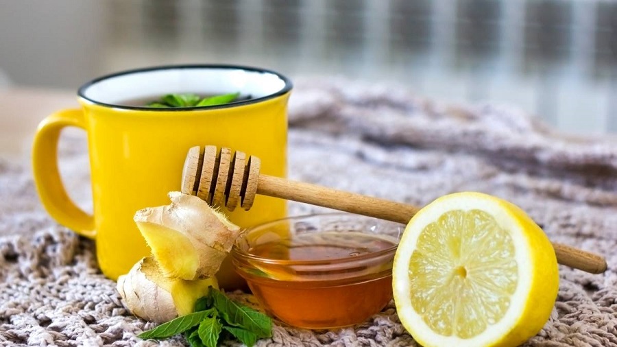 Chỉ với chanh tươi và mật ong, bạn hoàn toàn có thể tự pha cho mình một ly nước tốt cho sức khỏe