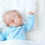 Đặt gối đúng vị trí giúp bé dễ chịu và ngăn chặn nguy cơ đột tử không mong muốn