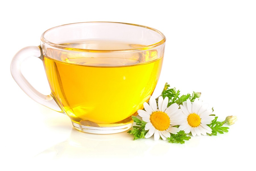 Uống trà hoa cúc vào ban ngày có thể giúp bạn ngủ ngon vào ban đêm