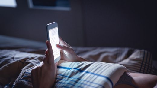 Hạn chế sử dụng điện thoại vào buổi tối sẽ giúp bạn dễ đi vào giấc ngủ hơn